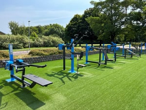 Utegym från Omnigym  med blå maskiner i stål på rad.