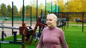 Gymträning på Mustikkamaa utomhusgym i Helsingfors