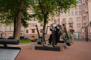 woman working out in Helsinki at an outdoor gym