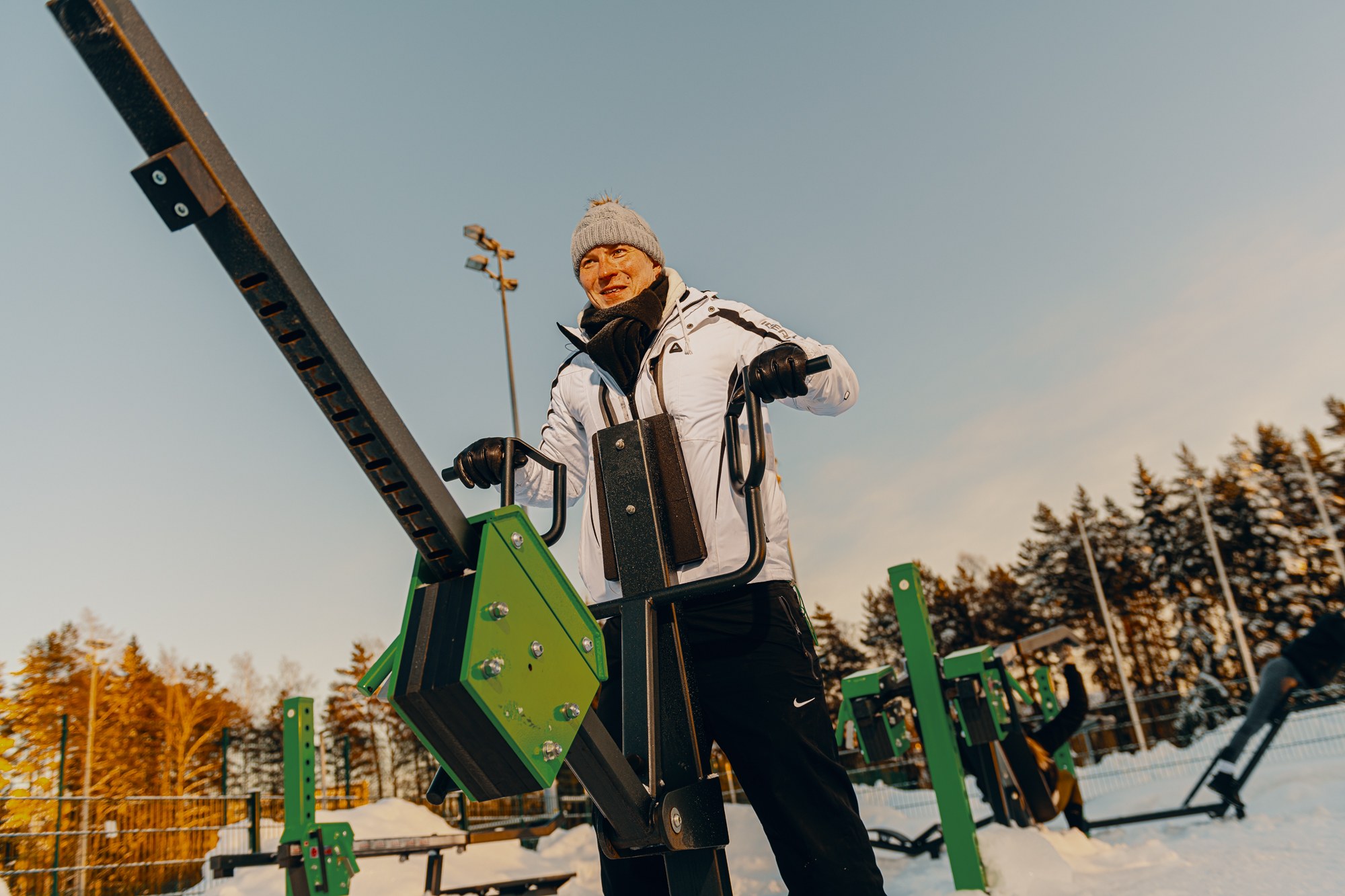 A man working out in winter outdoors