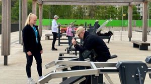 Personnes âgées essayant les équipements sportifs extérieurs Omnigym avec des étudiants de Laurea University of Applied Sciences