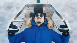 Équipement de fitness en plein air Omnigym avec un homme utilisant une presse à poitrine en hiver à Helsinki