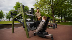 people chatting by leg press at Meripuisto outdoor gym in Helsinki