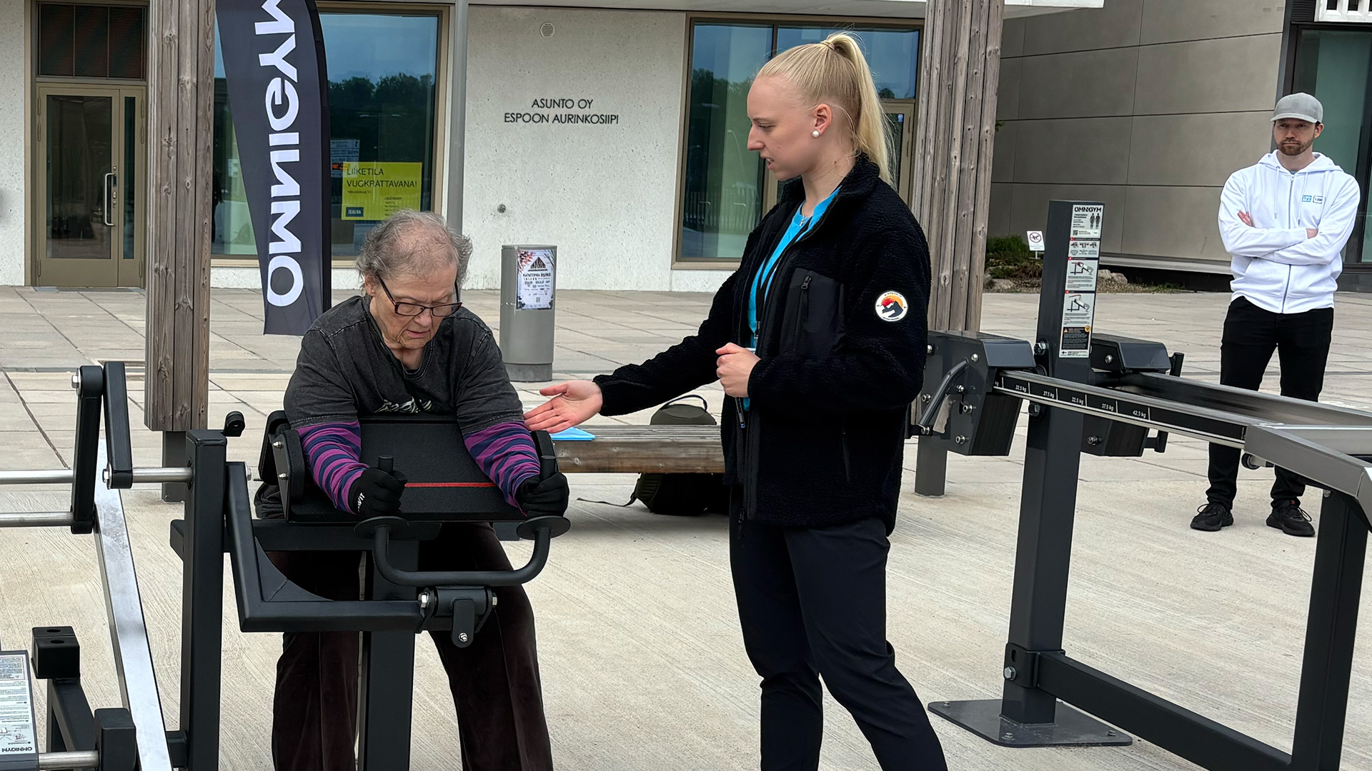 Personne âgée utilisant un équipement de musculation extérieur Omnigym à la salle de sport en plein air Tuulikinsilta, située au centre commercial AINOA à Espoo, en Finlande Personne âgée utilisant un équipement de musculation extérieur Omnigym à la salle de sport en plein air Tuulikinsilta, située au centre commercial AINOA à Espoo, en Finlande