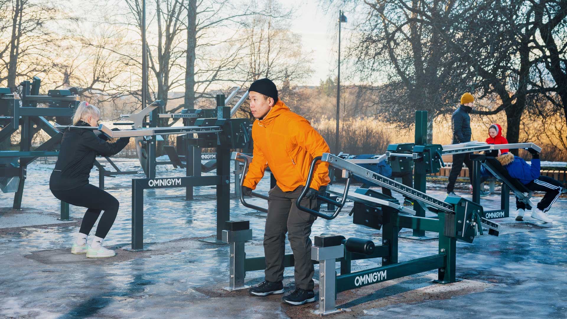 Équipements de fitness en plein air Omnigym avec un groupe de personnes s’entraînant en extérieur en hiver à Helsinki Équipements de fitness en plein air Omnigym avec un groupe de personnes s’entraînant en extérieur en hiver à Helsinki