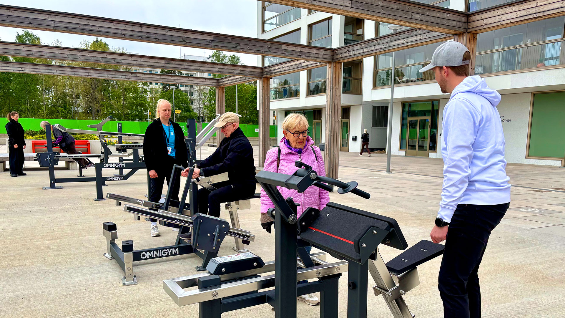 Seniors et étudiants en physiothérapie de Laurea UAS participant à l’événement Omnigym Global Strength Day 2026 dans une salle de sport extérieure, promouvant le vieillissement actif, la musculation en plein air et le maintien de la force fonctionnelle Seniors et étudiants en physiothérapie de Laurea UAS participant à l’événement Omnigym Global Strength Day 2026 dans une salle de sport extérieure, promouvant le vieillissement actif, la musculation en plein air et le maintien de la force fonctionnelle