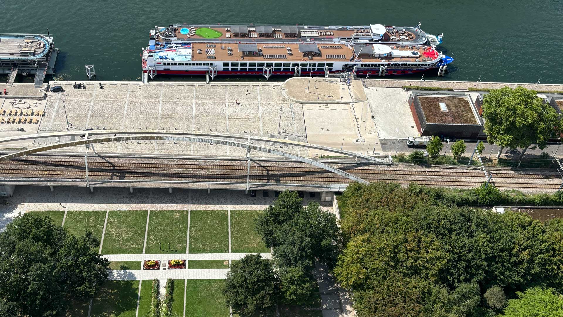 Omnigym outdoor gym in Parc André-Citroën, Paris Omnigym outdoor gym in Parc André-Citroën, Paris