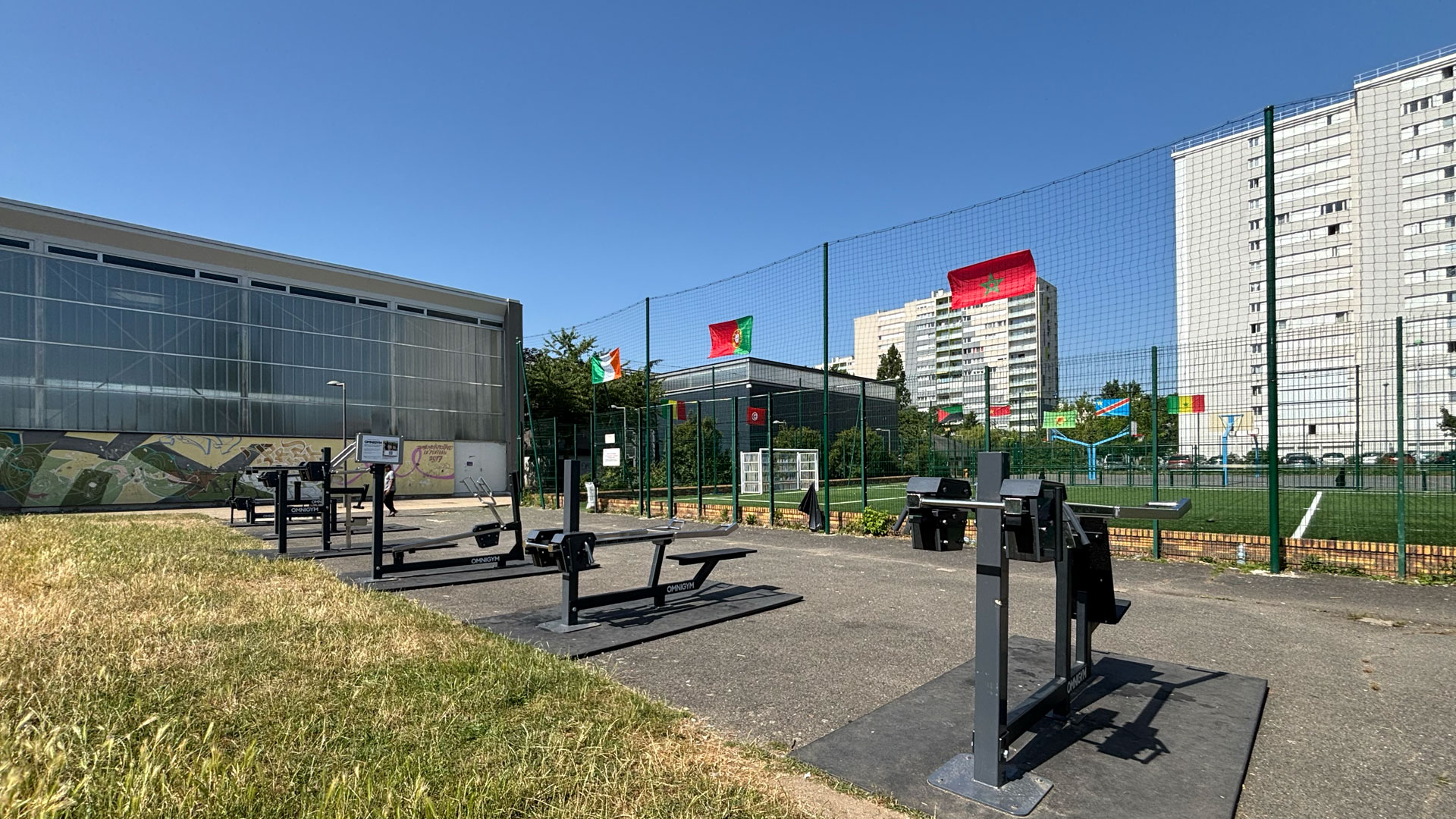 Omnigym Aire de fitness en plein air dans un city stade Ris Orangis Grand Paris France