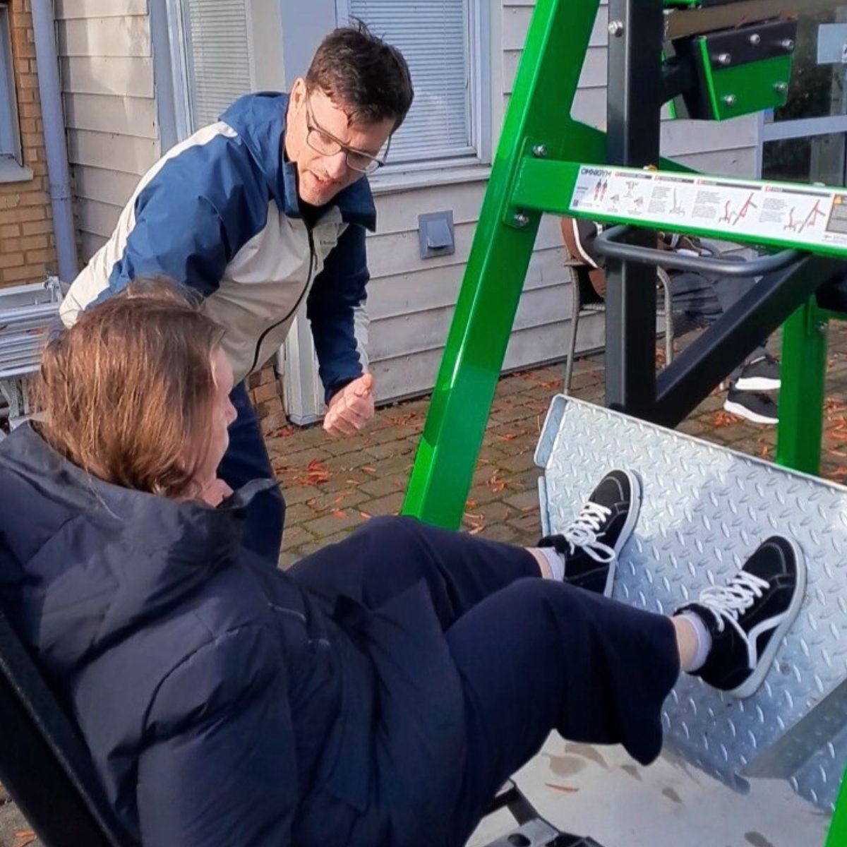 Träning i benpress på Vardaga Nattsländans utegym från Omnigym