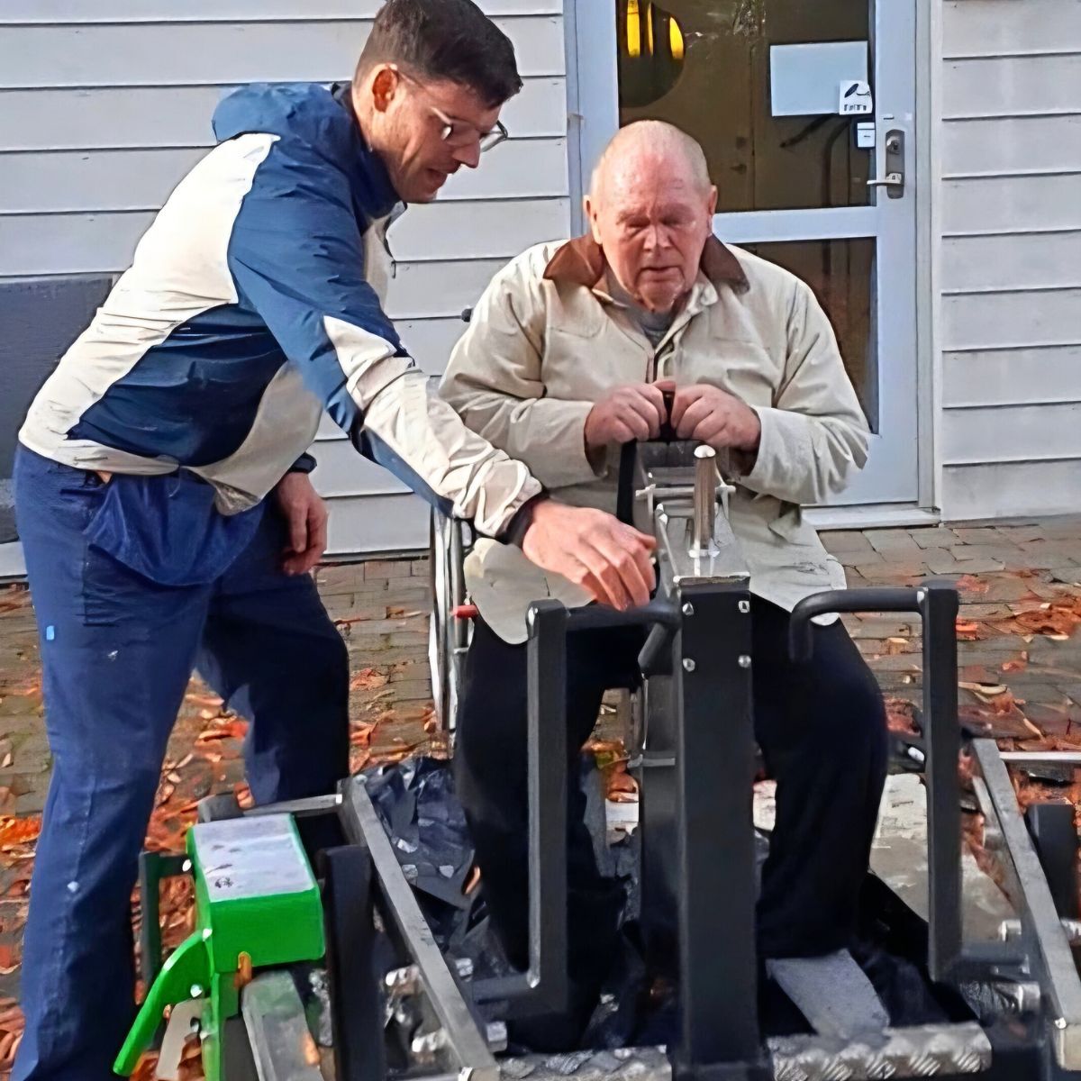 Träning i sittande rodd på Vardaga Nattsländans utegym från Omnigym